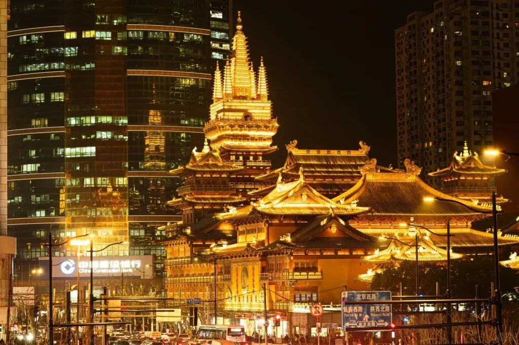 Night-view-of-Jingan-Temples-golden-Tang-style-rooftops-framed-by-Shanghai-skyscrapers-1024x682.webp