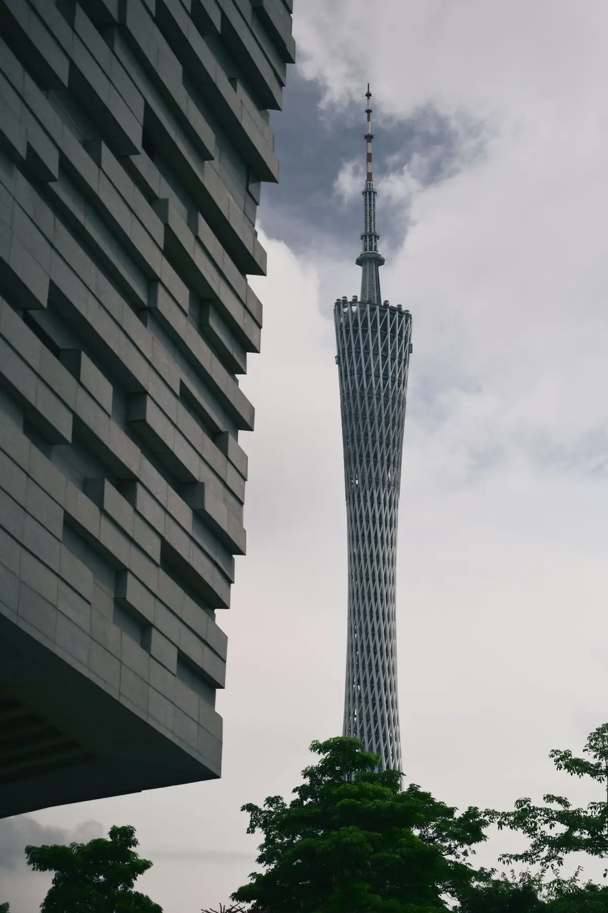 Гуанчжоу: башня Canton Tower на фоне городского неба